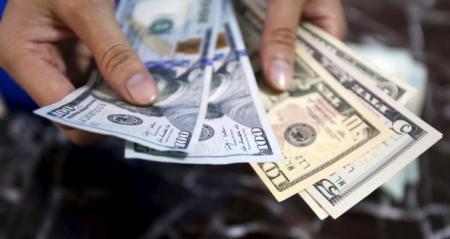 الدولار يقفز لذروة عقدين مدعوماً بمخاوف من تباطؤ اقتصادي عالمي