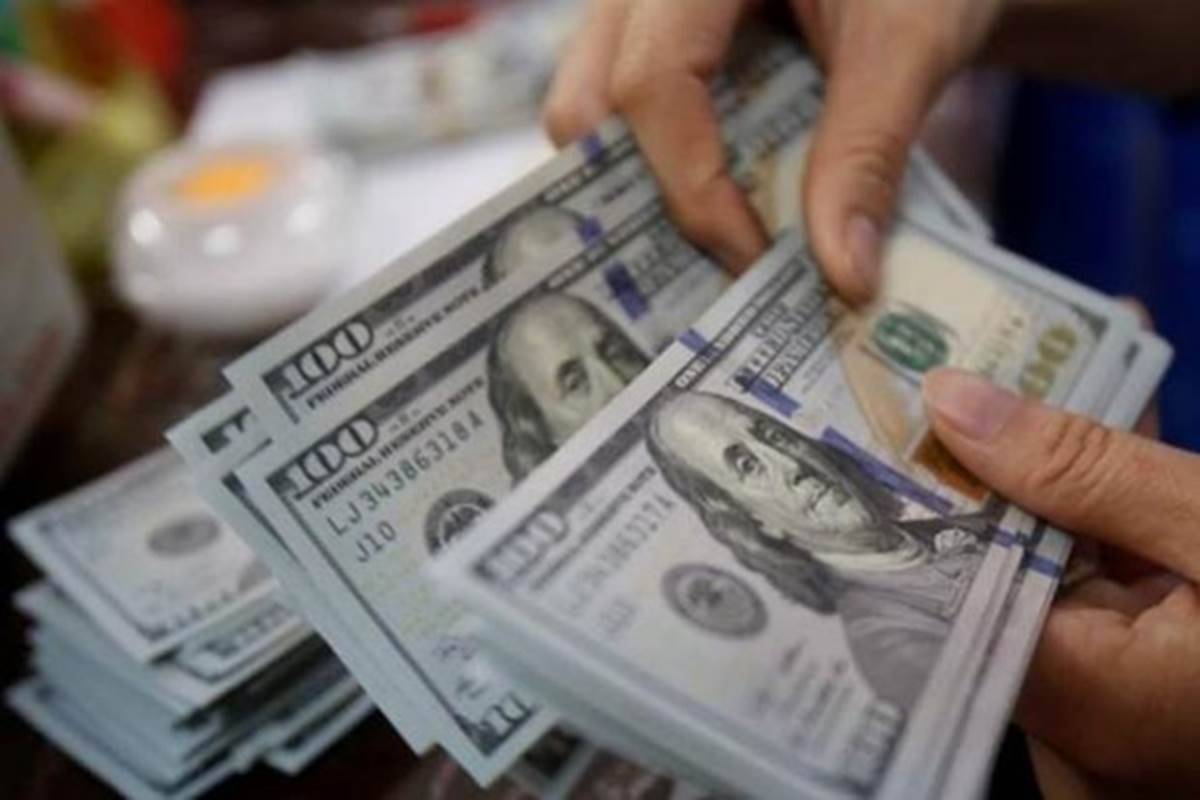 الدولار يتمسك بمكاسبه فى ظل ارتفاع العوائد مع اقتراب صدور تقرير الوظائف