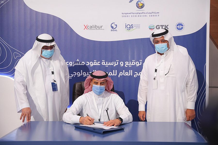 وزير الصناعة يرعى توقيع عقود ترسية المرحلة الأولى لـ "البرنامج العام للمسح الجيولوجي" بقيمة تتجاوز