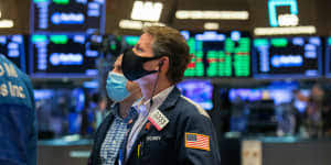 ستاندرد اند بورز وناسداك يفتحان على ارتفاع بعد بيانات أبل والتضخم