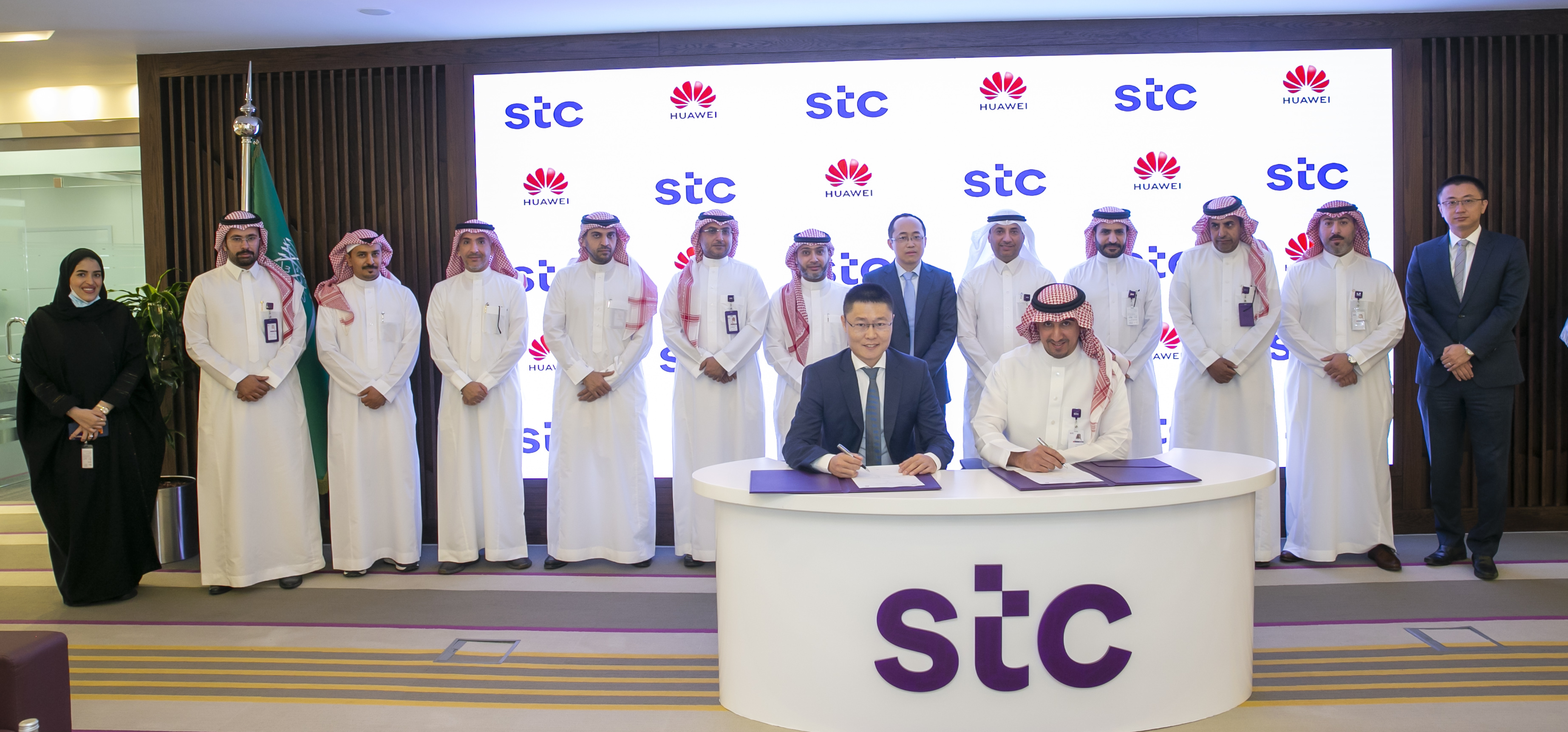 stc توقع 3 اتفاقيات وتدشن مركزاً للبيانات في جدة