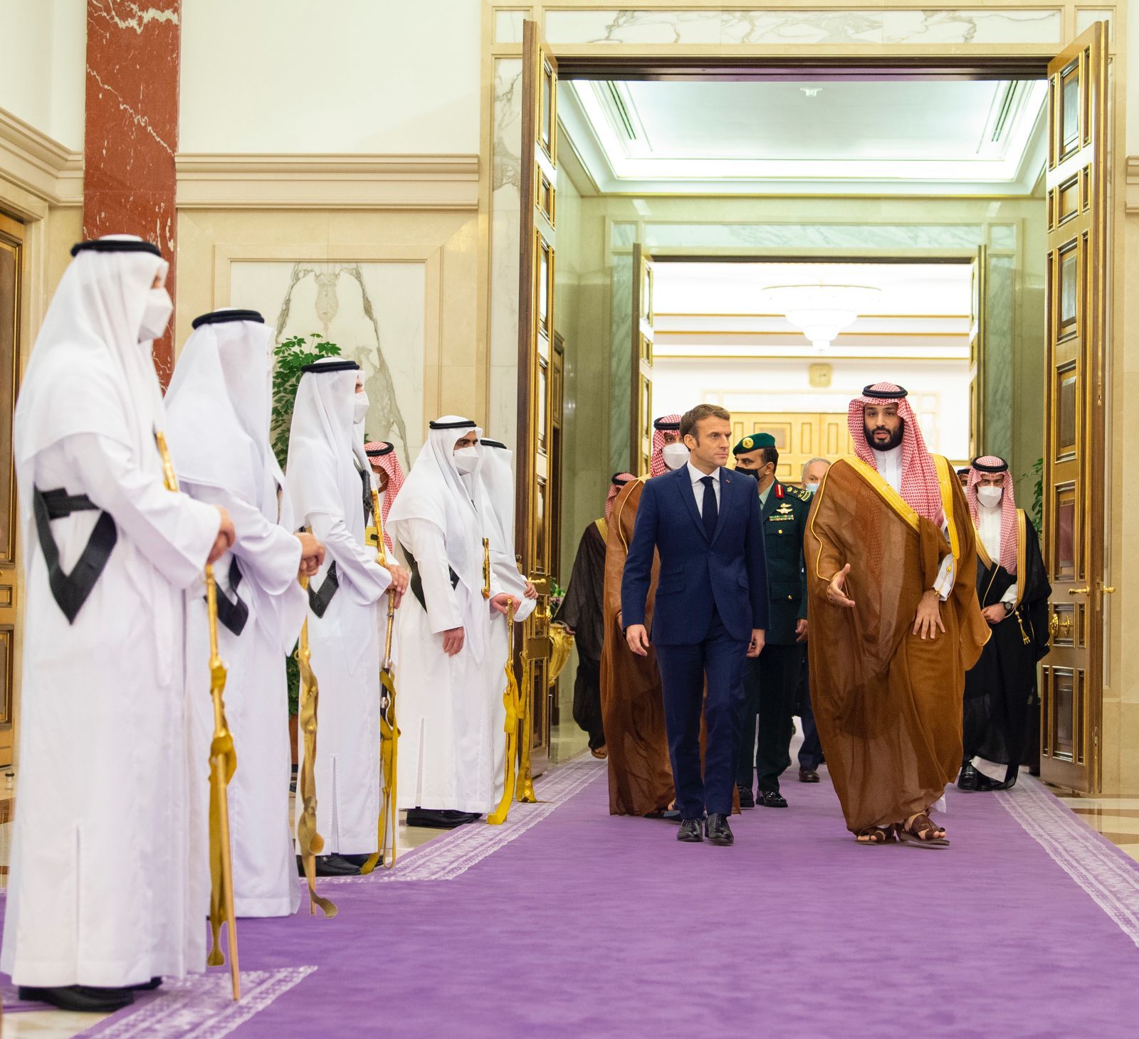 ولي العهد والرئيس الفرنسي يستعرضان العلاقات الثنائية وبحث آفاق التعاون الثنائي وفرص تطويره وفق رؤية