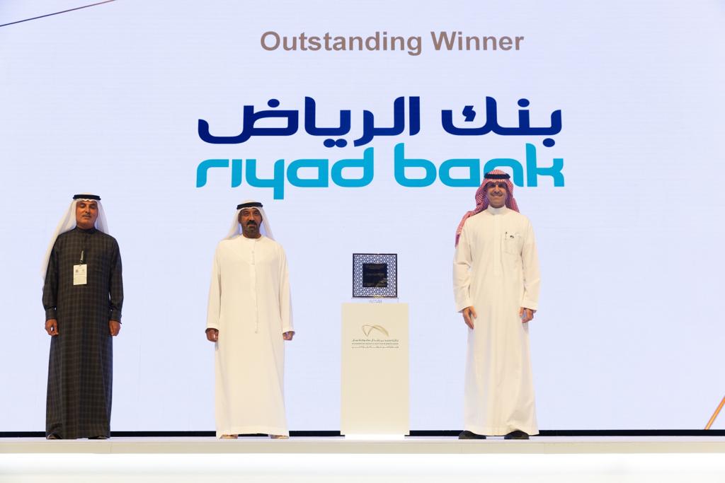 تتويج بنك الرياض بجوائز محمد بن راشد آل مكتوم للأعمال والتميّز في خدمة العملاء