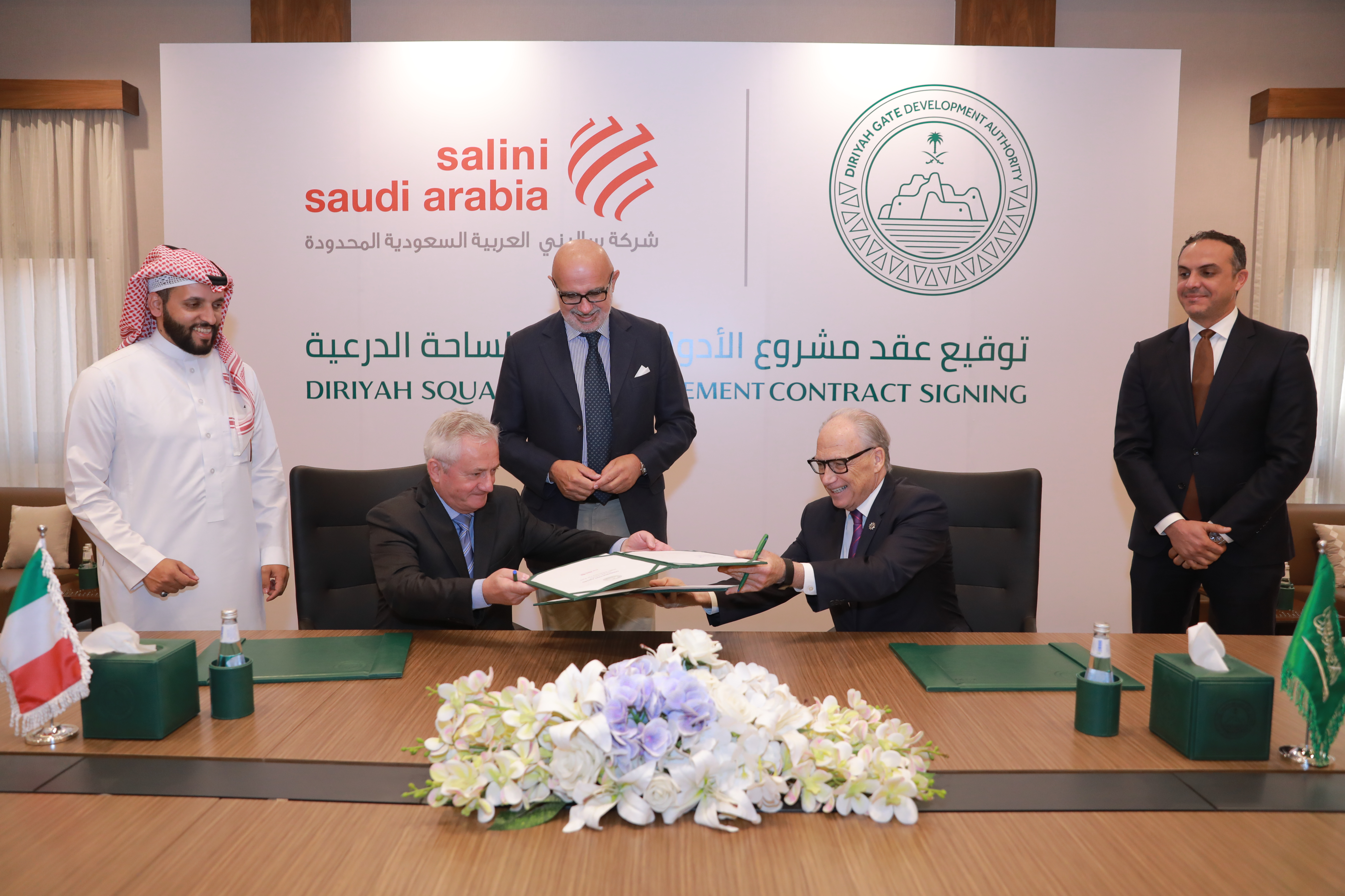 بوابة الدرعية تحتفي بتدشين أعمال البناء لشبكة مواقف ضخمة لأكثر من 10 آلاف مركبة كمحور مركزي لمشروعها