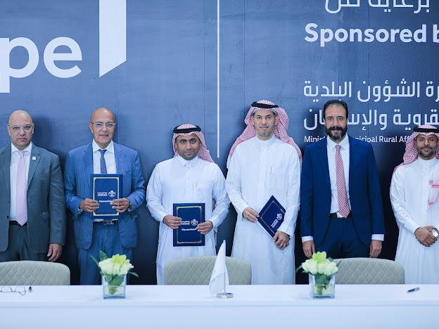 تحالف الأهلي صبور ونطاق الأولي العقارية يوقع اتفاقية تعاون استراتيجي مع وزارة الشؤون البلدية