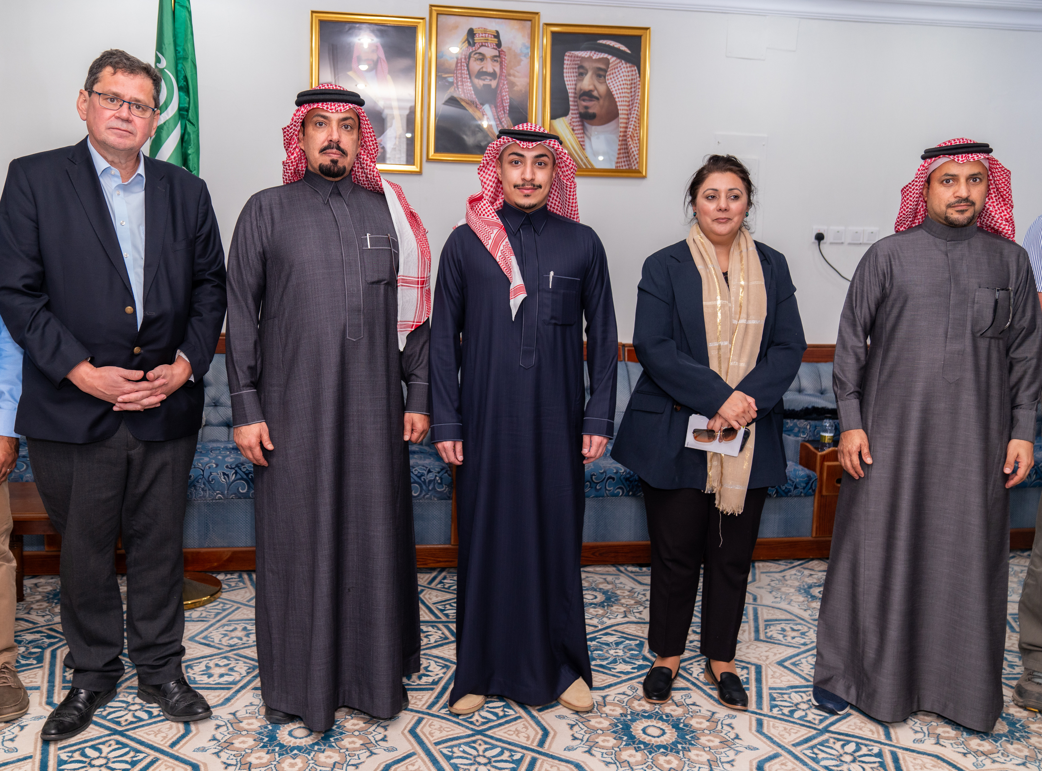 وزيرة الأعمال والتجارة البريطانية تزور مشروع الخنيقية التعديني.. والعجلان: سنستثمر بـ3 مليارات