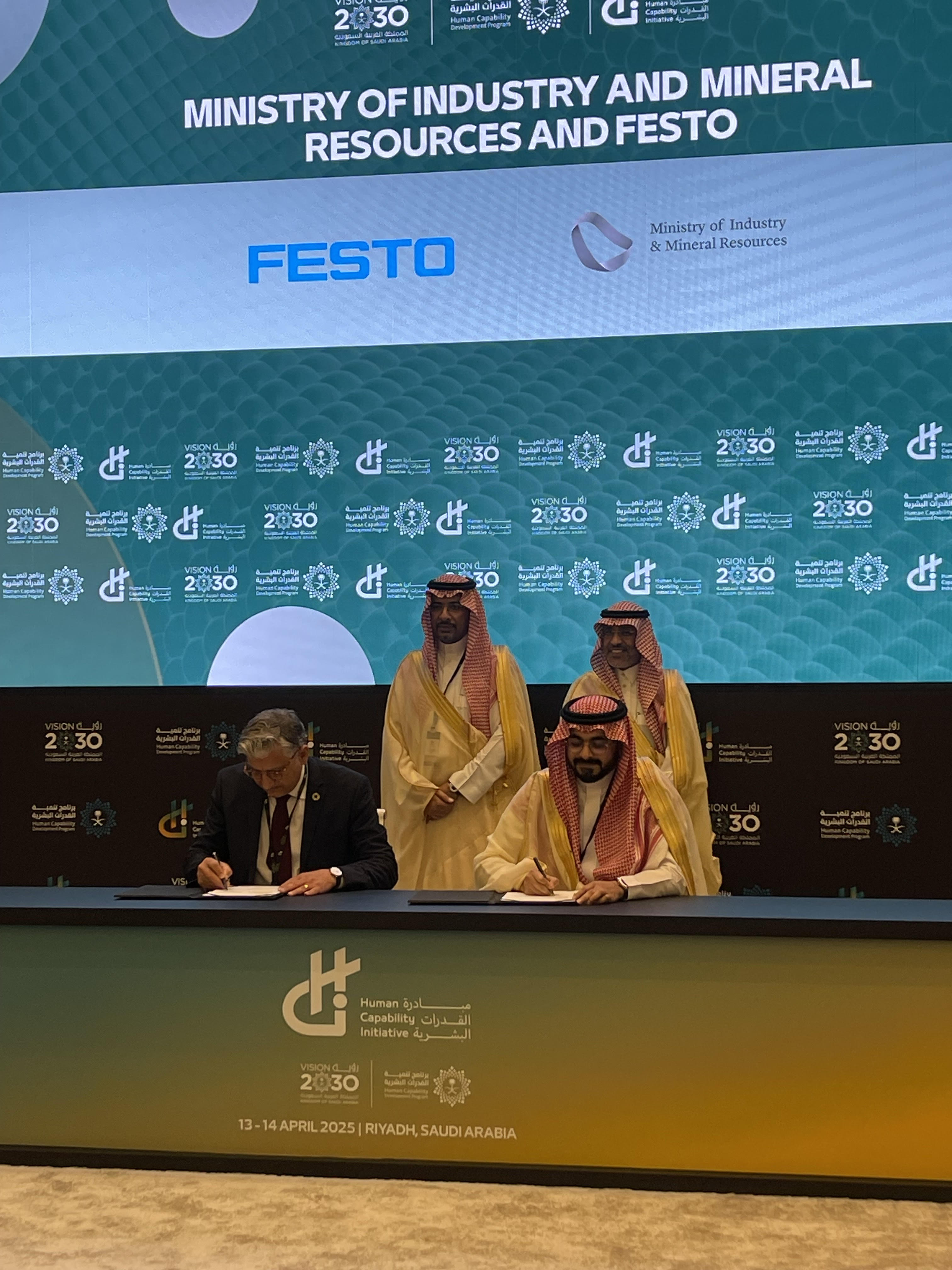 الرياض.. إطلاق معجم عربي لمصطلحات تصنيع السيارات الكهربائية وصيانتها