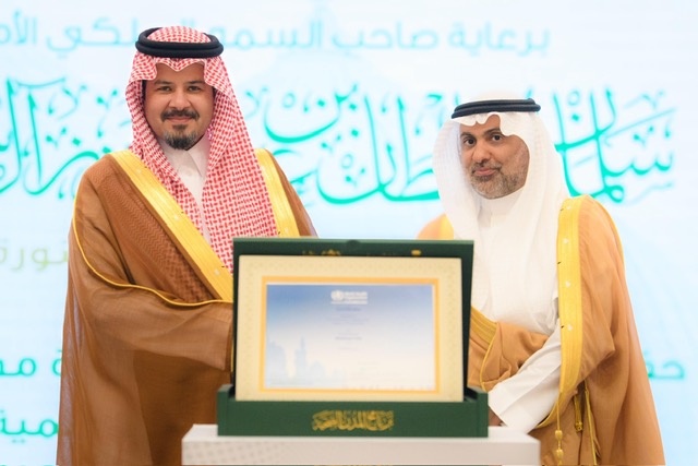 سلمان بن سلطان يتسلم شهادة اعتماد المدينة المنورة مدينة صحية للمرة الثانية