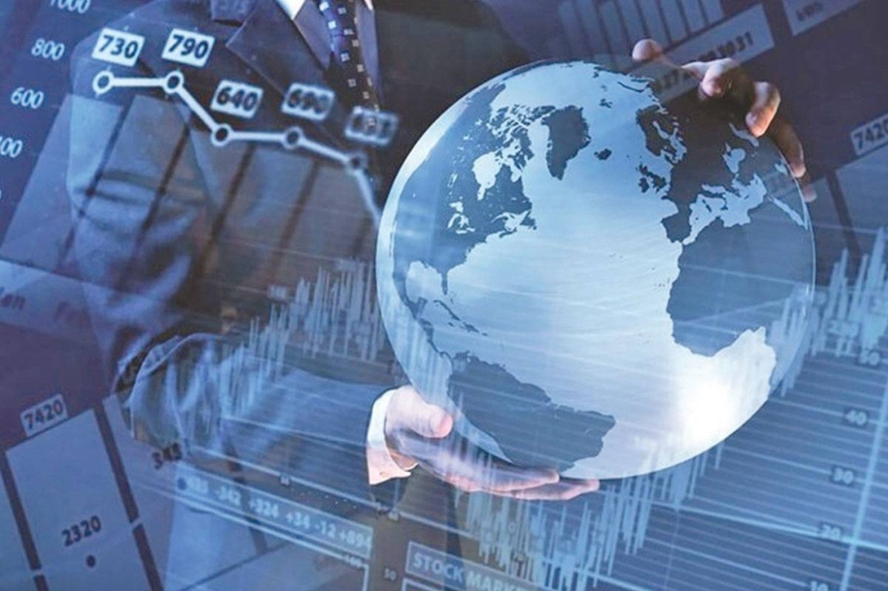 (فيتش) تخفض توقعاتها لنمو الاقتصاد العالمي إلى 2.4% بسبب الحرب الإيرانية وإغلاق مضيق هرمز