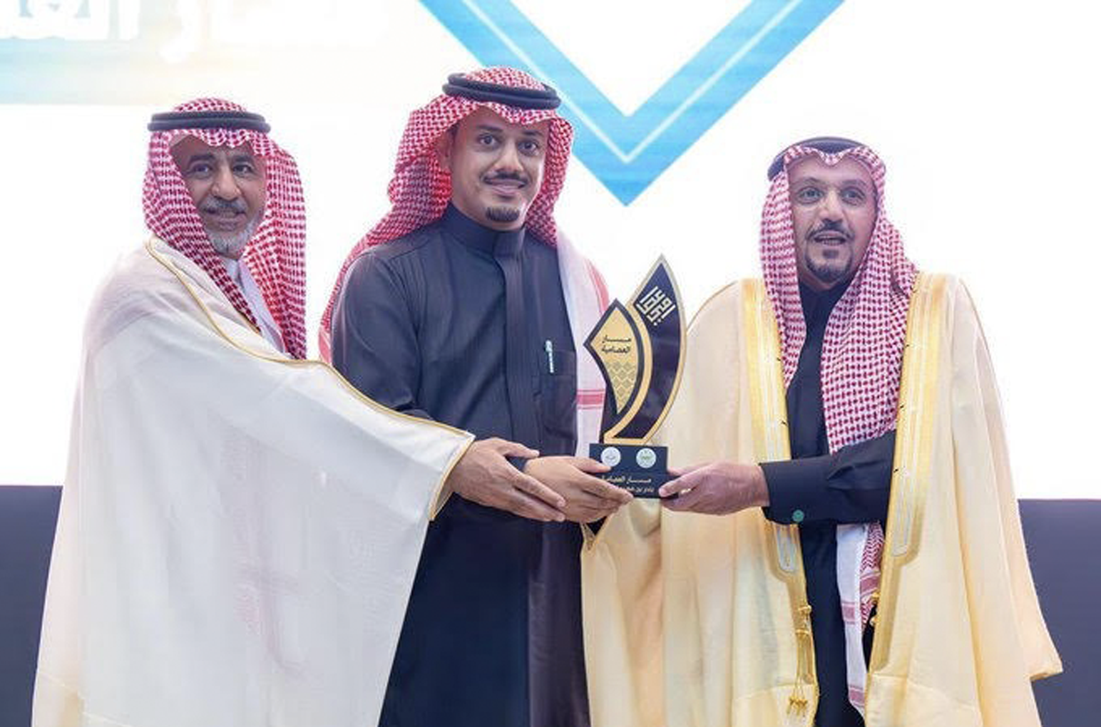 أمير القصيم يكرم الجلعود بجائزة العصامي