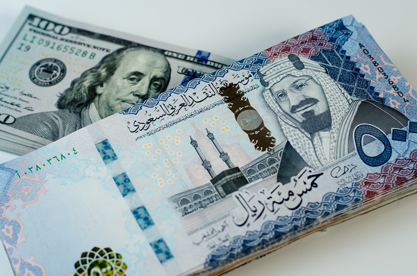 مختصون: تثبيت ربط الريال السعودي بالدولار الأمريكي يساعد في استقطاب الاستثمارات الأجنبية ويسهم في