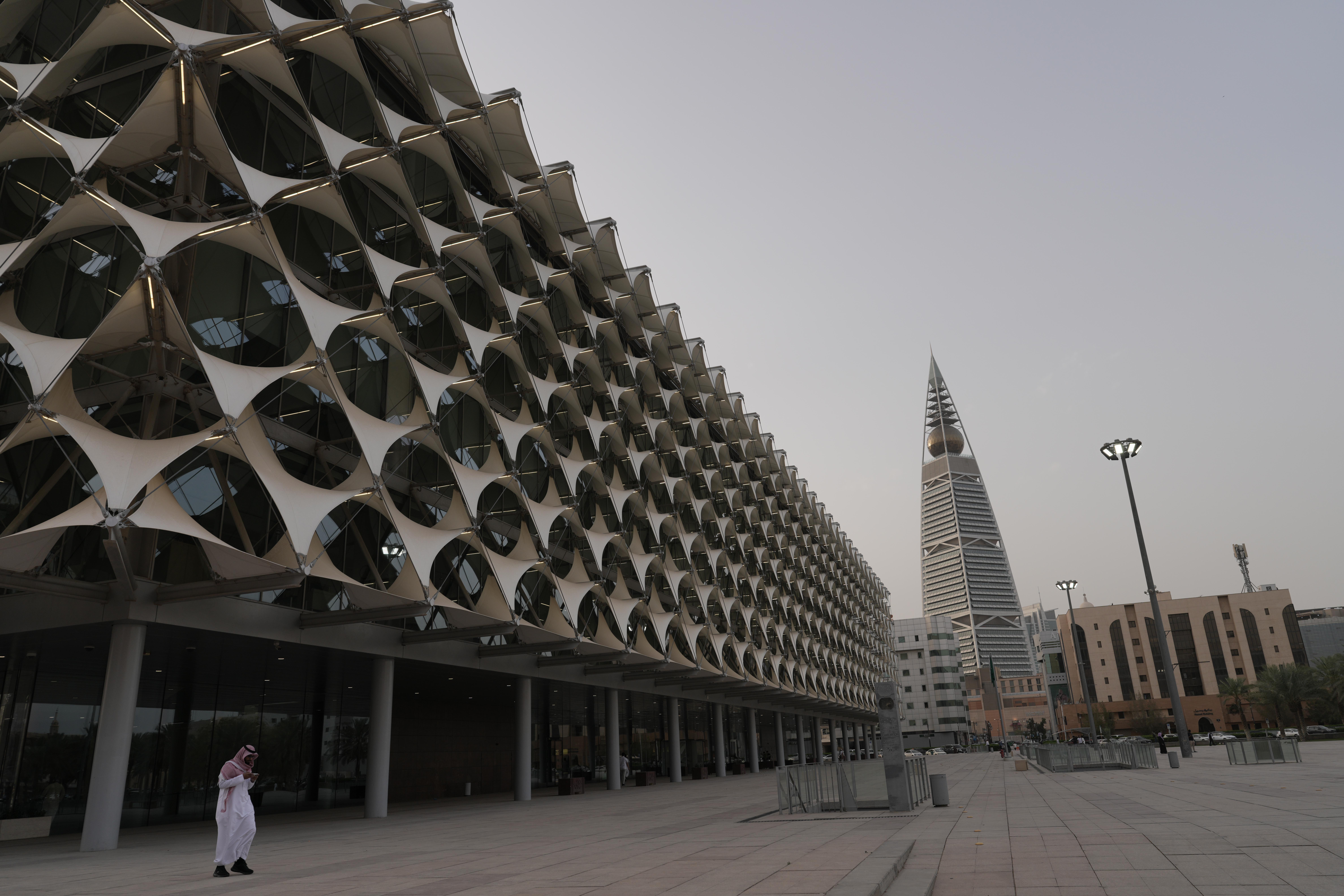 تنظيم مكتبة الملك فهد الوطنية: مجلس الأمناء يحق له تحديد المقابل المالي للأعمال والخدمات التي