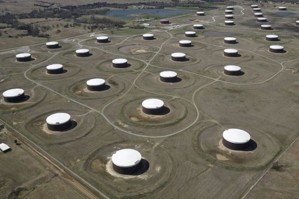 Oil falls over 1% after Trump says talks with Iran ongoing