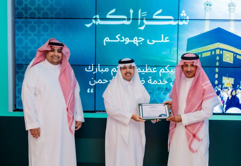 وزير السياحة يكرم نصر الأنصاري تقديرا لدوره في نجاح أعمال الوزارة خلال موسم الحج