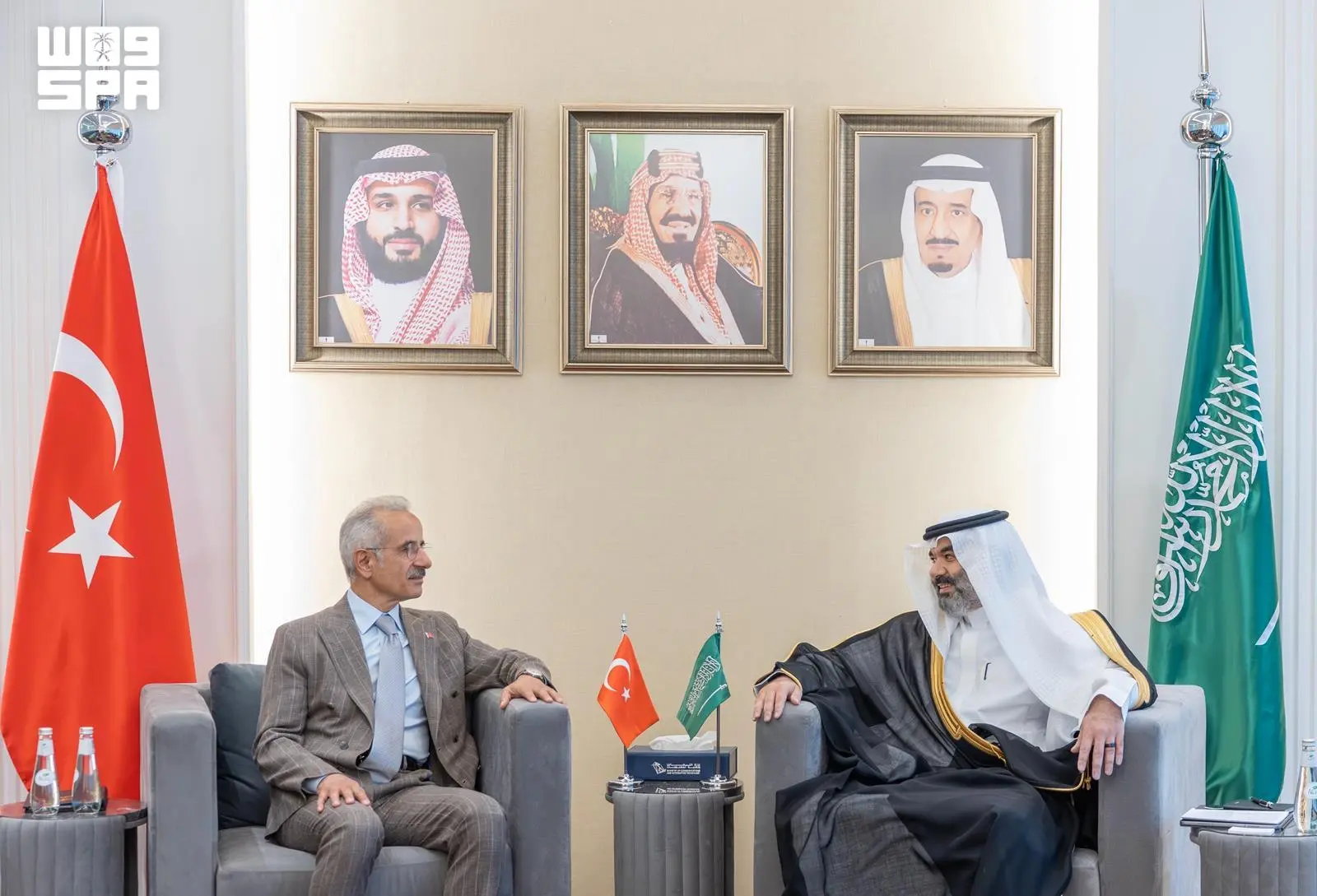 وزير الاتصالات يناقش مع وزير النقل والبنية التحتية التركي تعزيز الشراكة في التقنية والذكاء الاصطناعي