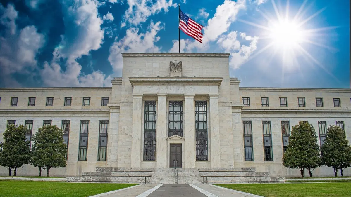 الفيدرالي الأميركي يُبقي على معدلات الفائدة دون تغيير عند نطاق بين 3.5% و3.75%