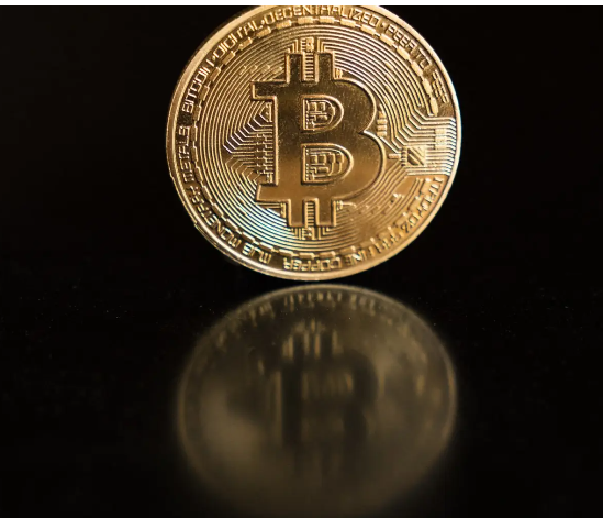 البتكوين ترتفع فوق 63 ألف دولار مع هدوء التوترات الجيوسياسية