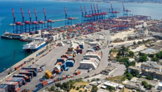 ثقل سياسي في مرفأ بيروت مع استئناف أول شحنة صادرات للسوق السعودية