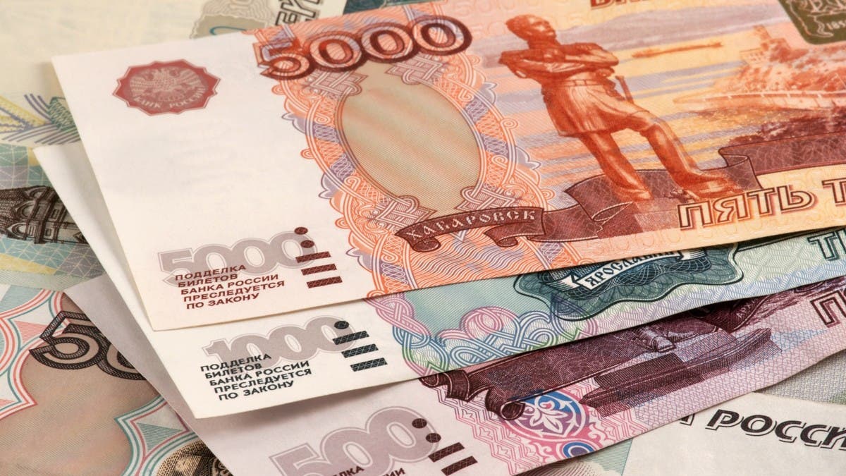 الروبل يتراجع أمام الدولار واليوان