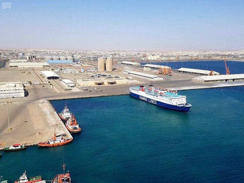 ميناء ينبع التجاري يشهد مناولة 11 سفينة في آن واحد