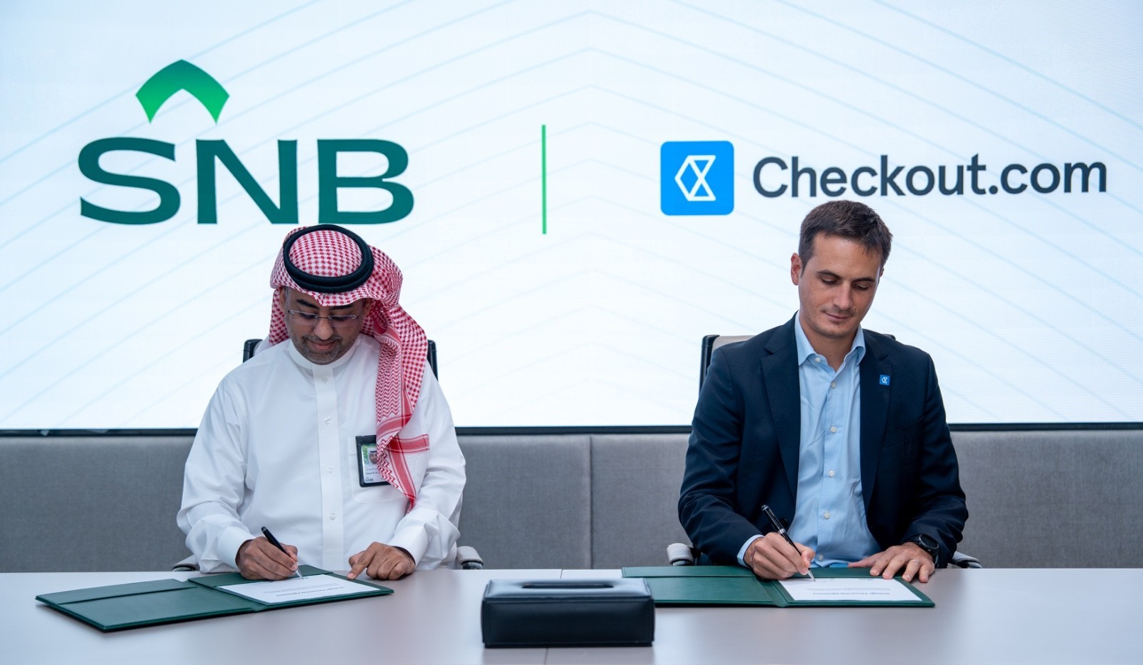 SNB و شركة Checkout يعلنان شراكة استراتيجية لتعزيز المدفوعات الرقمية وتمكين نمو التجارة الإلكترونية