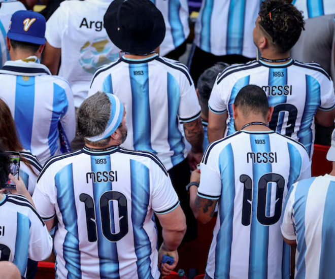 ميسي الأفضل في الملاعب؟.. هناك ميسي آخر في كانساس سيتي يأكل العشب